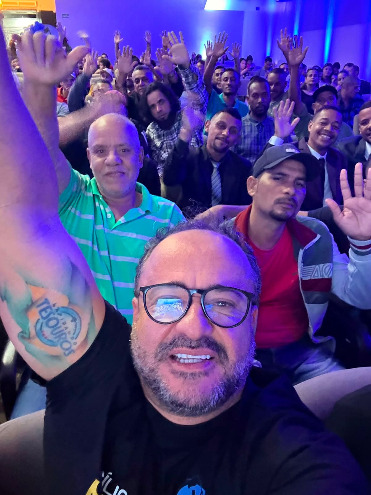 Culto da Lapidando Tesouros com multidão de braços erguidos