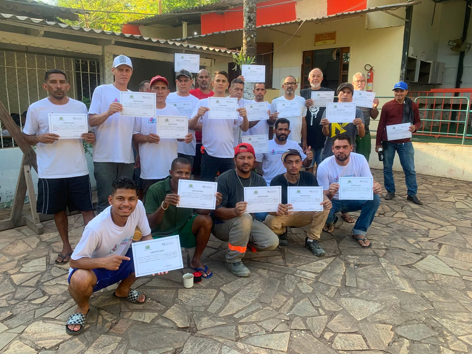 Homens da Lapidando Tesouros recebendo certificados de qualificação profissional