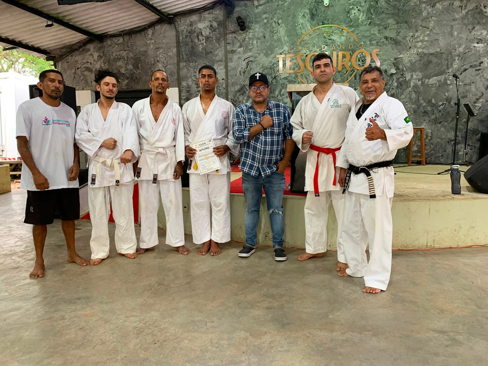 Grupo de artes marciais na sede da Lapidando Tesouros
