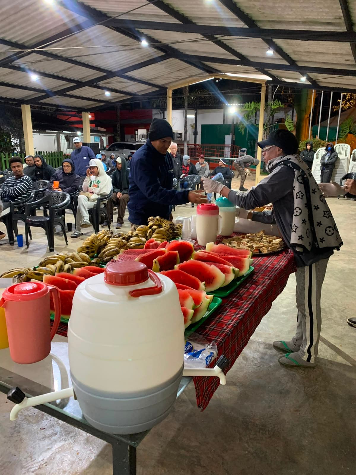 Distribuição de alimentos à noite na comunidade