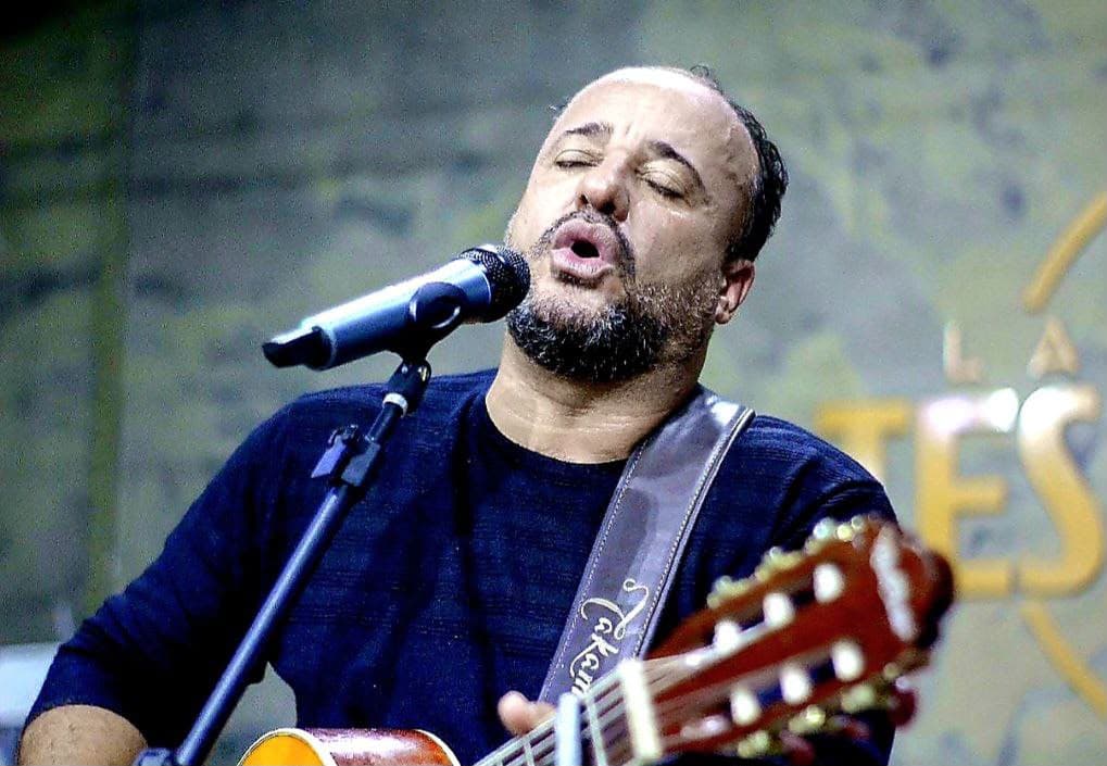 Pastor Gil cantando no palco da Lapidando Tesouros