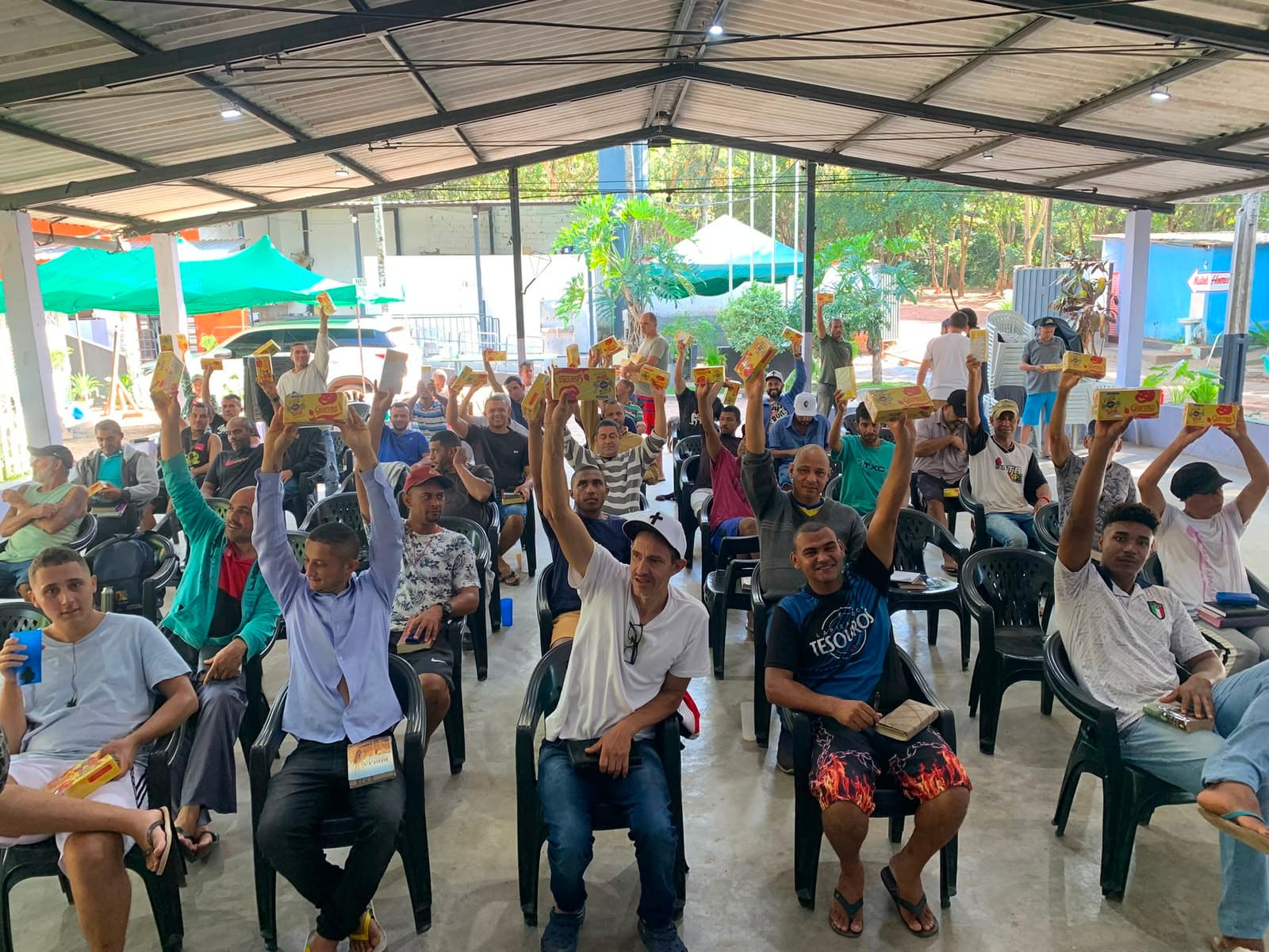 Grupo reunido em estudo na comunidade