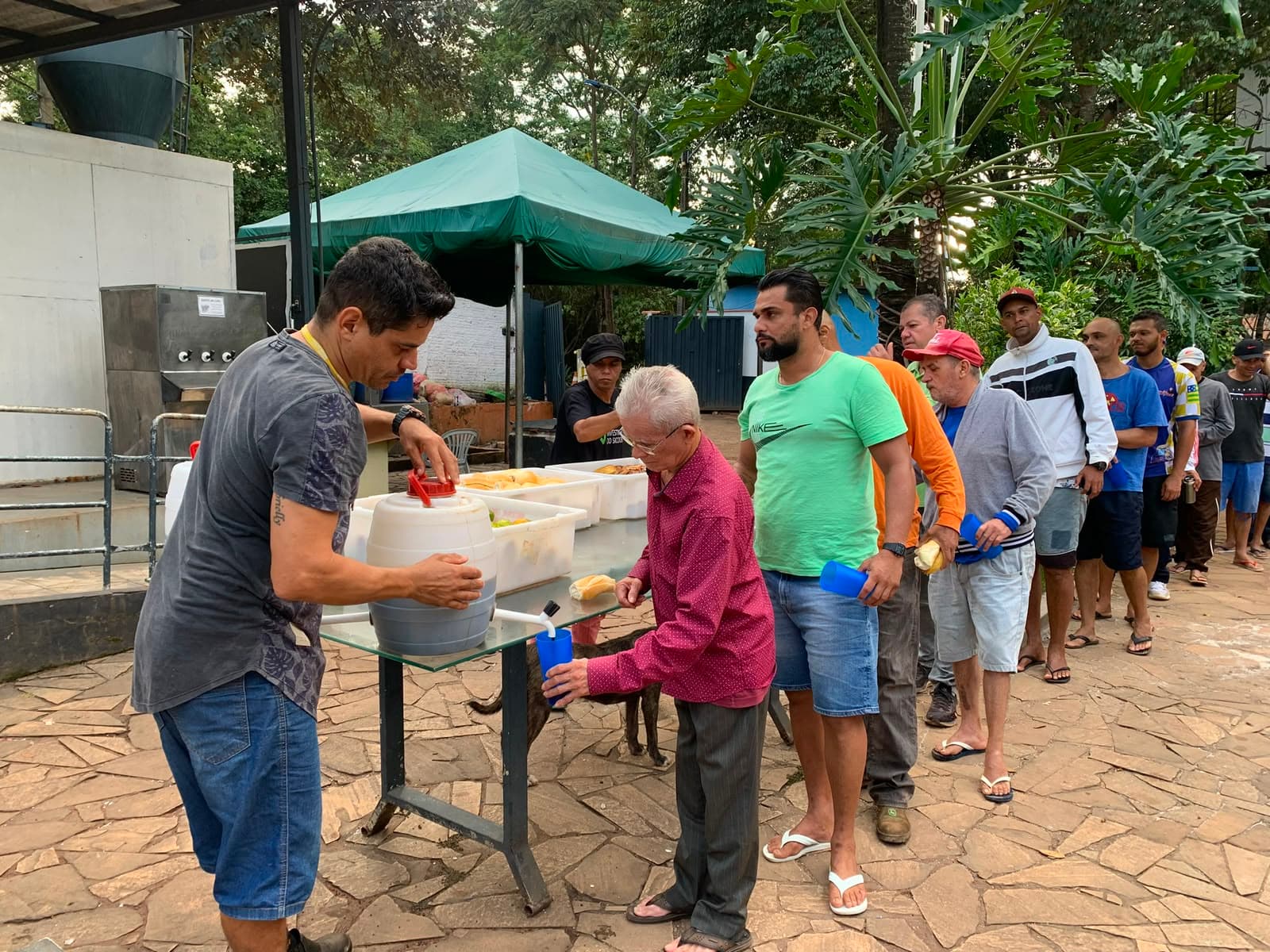 Fila de distribuição de alimentos na comunidade